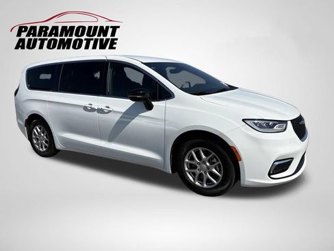 Used 2025 Chrysler Pacifica Select FWD image 2
