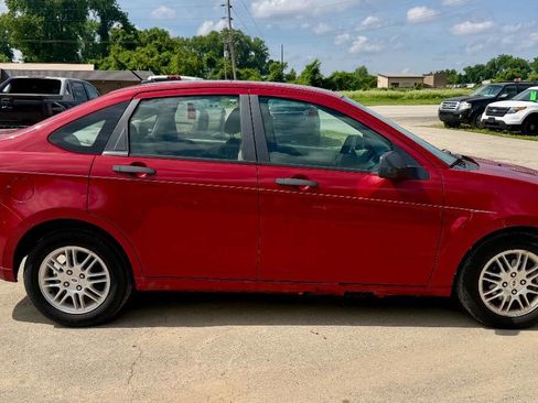 Used 2010 Ford Focus SE FWD image 6