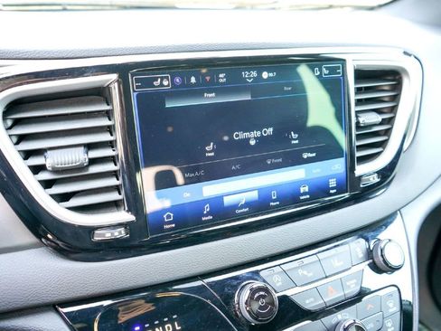 Used 2025 Chrysler Pacifica Select image 16