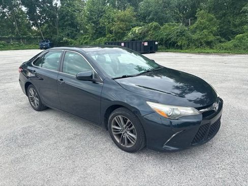 Used 2017 Toyota Camry SE FWD image 2