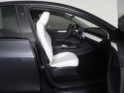 Used 2024 Tesla Model Y Long Range RWD image 31