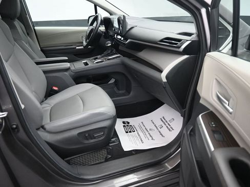 Used 2024 Toyota Sienna XLE FWD image 13