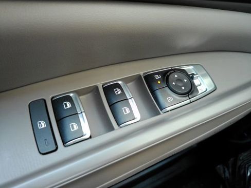 Used 2025 Kia Carnival FWD image 37