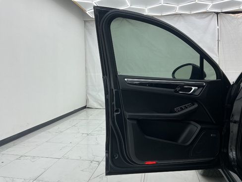 Used 2018 Porsche Macan AWD/4WD image 18