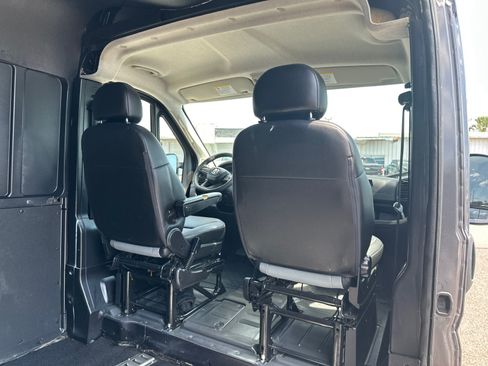 Used 2024 RAM ProMaster 2500 w/ Convenience Group FWD image 12