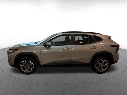 Used 2025 Chevrolet Trax LT FWD image 9