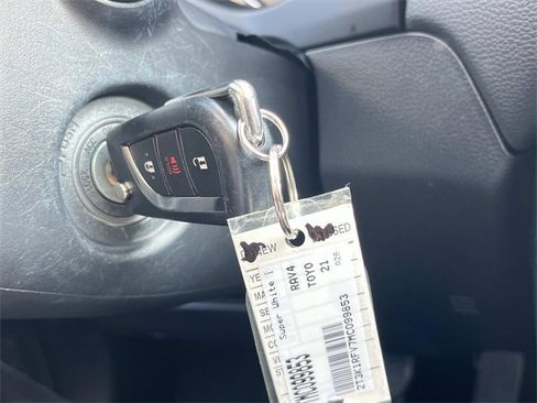 Used 2021 Toyota RAV4 LE image 32