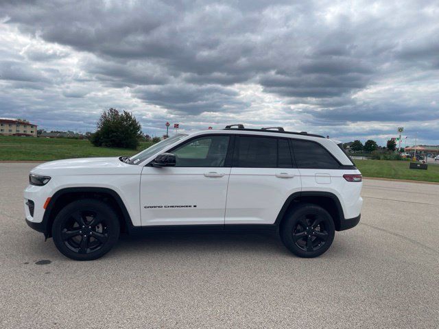 Used 2023 Jeep Grand Cherokee Altitude AWD/4WD image 5
