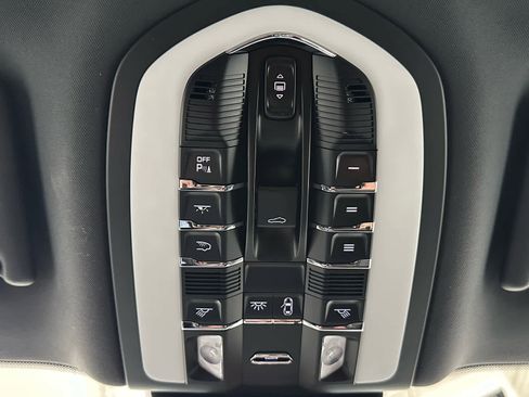 Used 2021 Porsche Macan AWD/4WD image 39