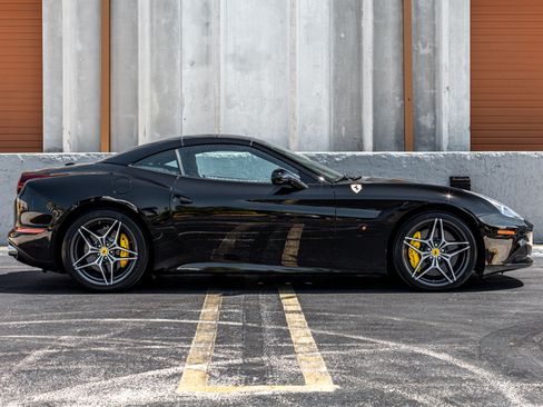 Used 2017 Ferrari California T RWD image 11