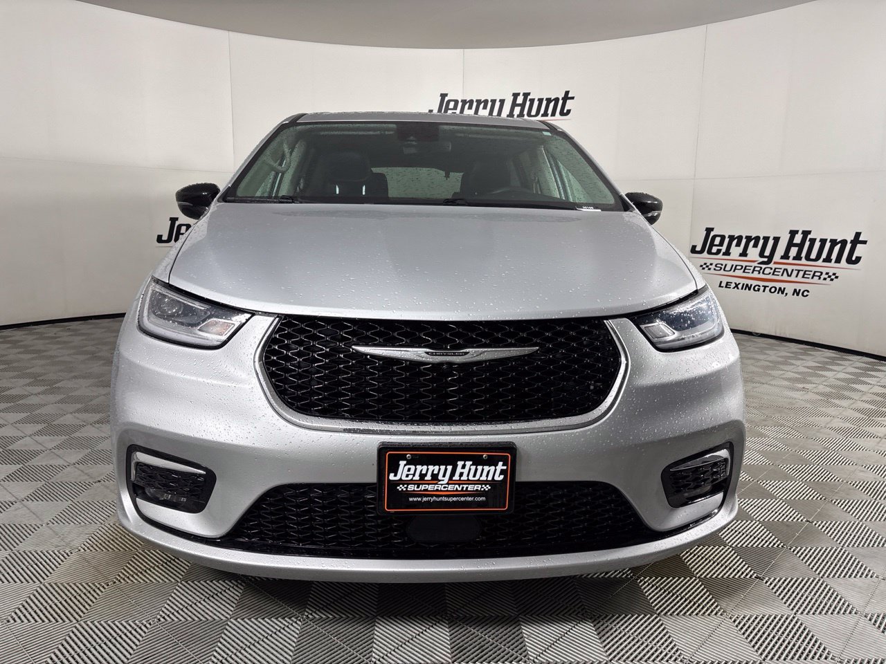 Used 2024 Chrysler Pacifica Touring-L FWD image 2