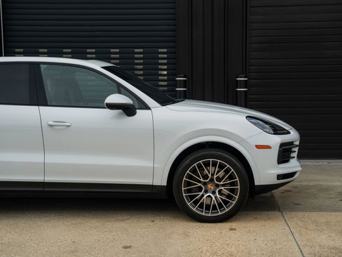 Certified 2022 Porsche Cayenne Platinum Edition image 15