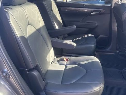 Used 2025 Toyota Highlander Platinum image 9