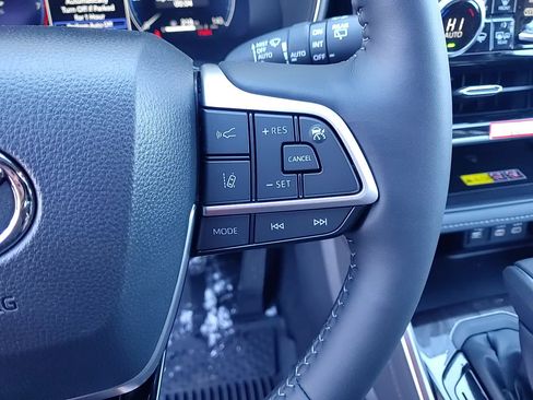 New 2025 Toyota Highlander Platinum image 15