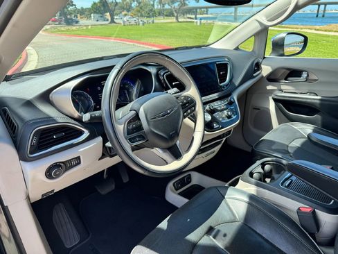 Used 2017 Chrysler Pacifica Limited FWD image 18