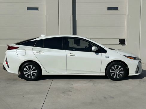 Used 2020 Toyota Prius Prime LE image 6