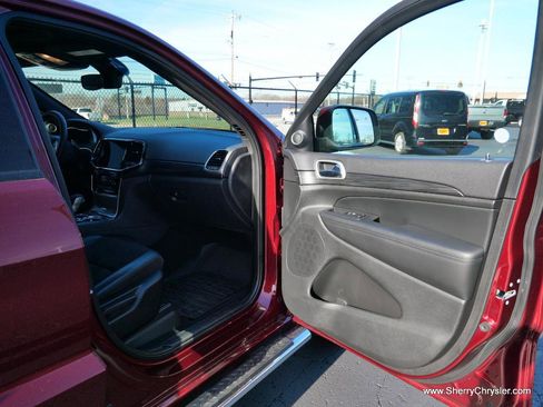 Used 2019 Jeep Grand Cherokee Altitude image 33