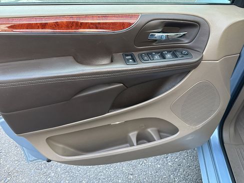 Used 2013 Chrysler Town & Country Touring-L w/ Entertainment Group #2 FWD image 26