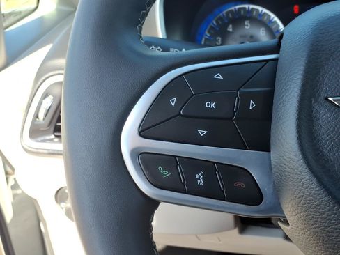 Used 2024 Chrysler Pacifica Touring-L FWD image 23