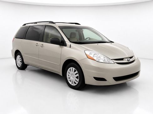 Used 2010 Toyota Sienna LE FWD image 2
