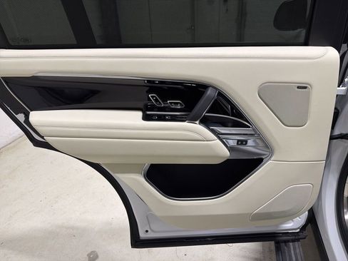Used 2023 Land Rover Range Rover Long Wheelbase SE image 36