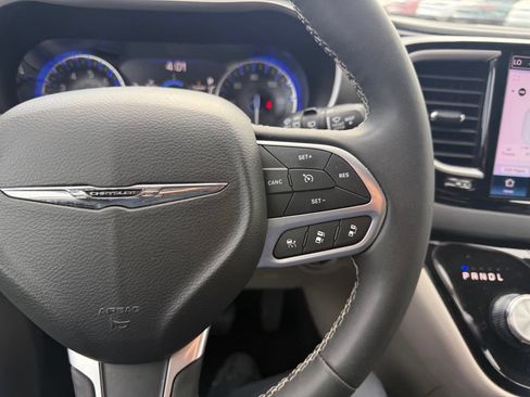 Used 2024 Chrysler Pacifica Touring-L FWD image 21