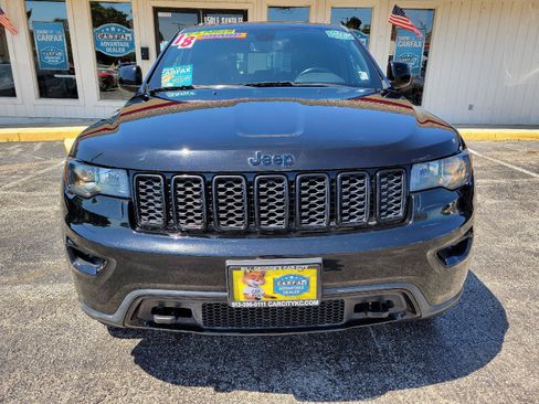 Used 2018 Jeep Grand Cherokee Laredo AWD/4WD image 2