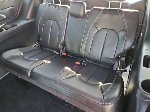 Used 2018 Chrysler Pacifica Touring-L FWD image 27