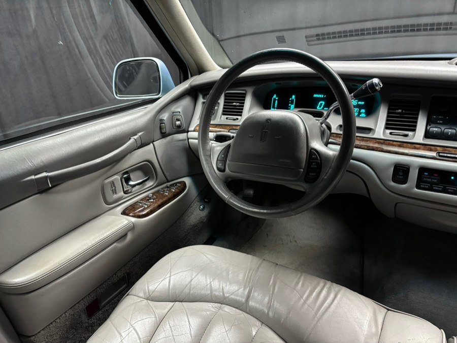 Used 1997 Lincoln Town Car Executive RWD image 38