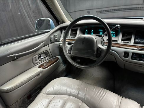 Used 1997 Lincoln Town Car Executive image 38