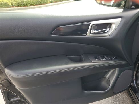 Used 2020 Nissan Pathfinder SV image 17