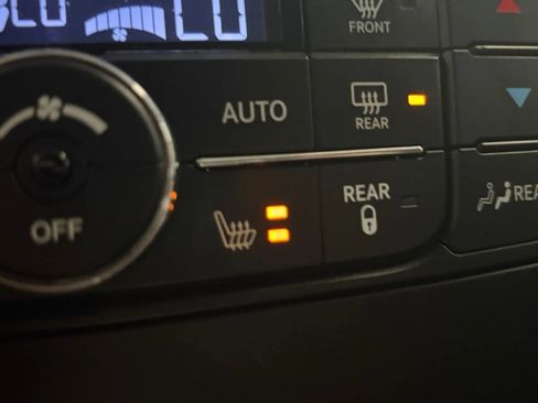Used 2015 Chrysler Town & Country Touring-L w/ Driver Convenience Group FWD image 27