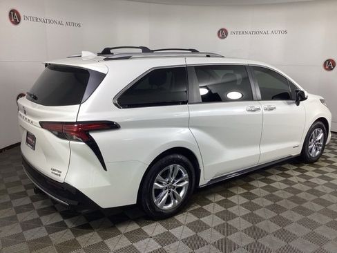 Used 2021 Toyota Sienna Limited image 5