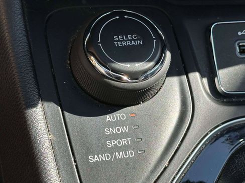 Used 2020 Jeep Cherokee Latitude Plus image 29