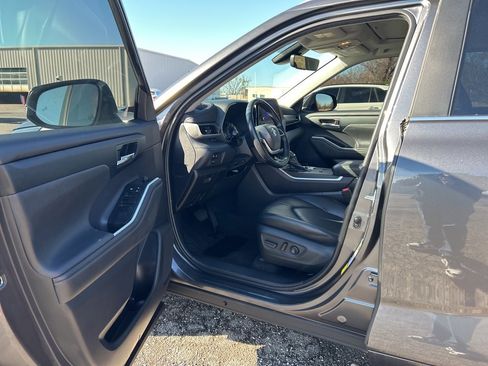 Used 2023 Toyota Highlander XLE image 10