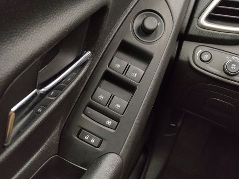 Used 2021 Chevrolet Trax LT w/ LT Convenience Package FWD image 27
