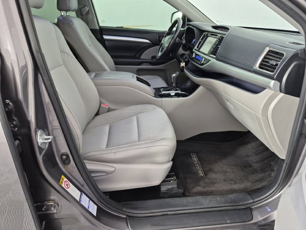 Used 2018 Toyota Highlander Plus AWD/4WD image 36