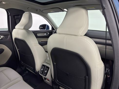 Used 2023 Volvo XC40 B5 Ultimate image 38