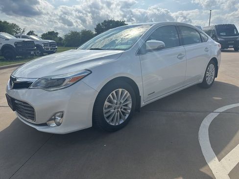 Used 2014 Toyota Avalon Limited w/ Technology Package FWD image 3
