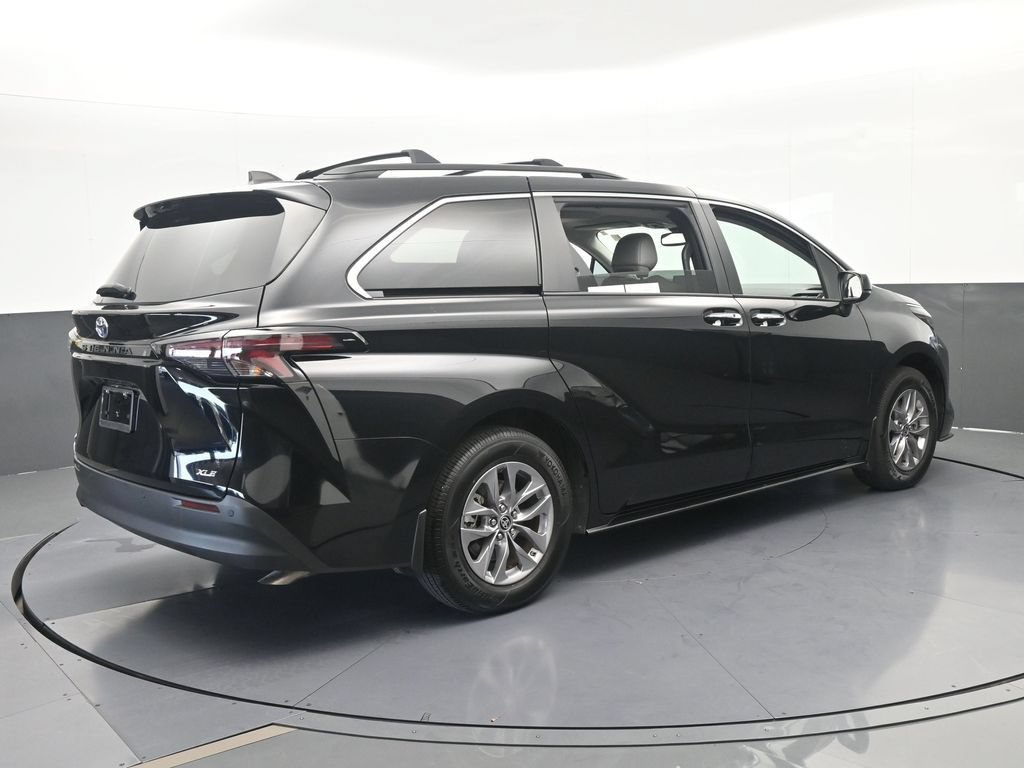 Used 2025 Toyota Sienna XLE w/ XLE Plus Package FWD image 6