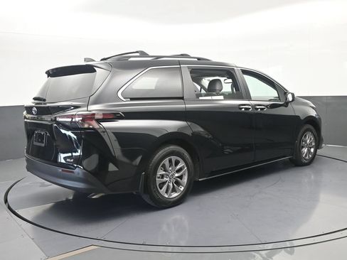 Used 2025 Toyota Sienna XLE w/ XLE Plus Package FWD image 6