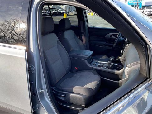 Used 2023 Chevrolet Traverse LT image 7