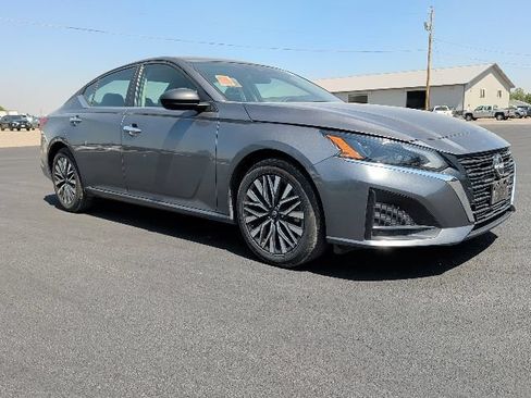 Used 2024 Nissan Altima 2.5 SV FWD image 2