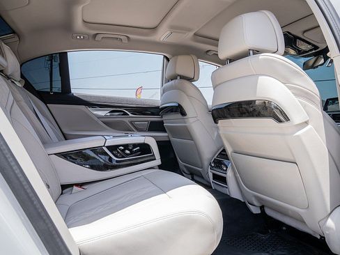 Used 2022 BMW 740i w/ Luxury Rear Seating Package RWD image 23