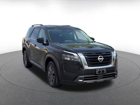 Used 2025 Nissan Pathfinder SV image 3
