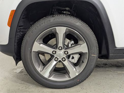 New 2025 Jeep Grand Cherokee Limited image 9