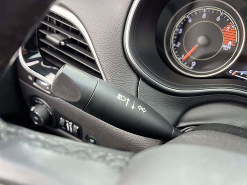 Used 2019 Jeep Cherokee Limited image 28