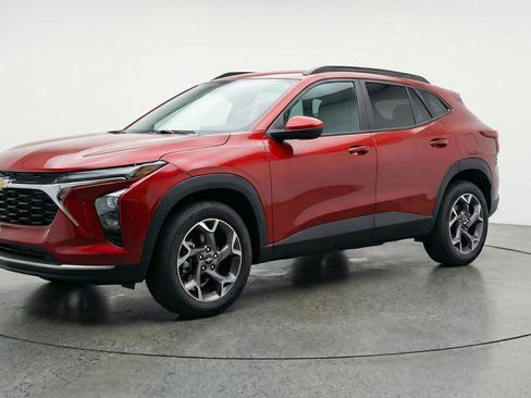 Used 2025 Chevrolet Trax LT w/ LT Convenience Package image 3