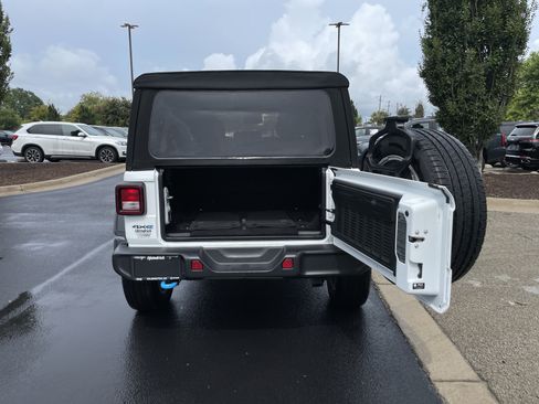 Used 2024 Jeep Wrangler Unlimited w/ Convenience Group AWD/4WD image 26