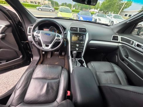 Used 2015 Ford Explorer XLT w/ Equipment Group 202A AWD/4WD image 16